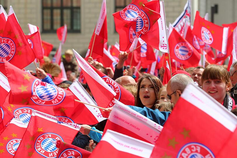 Am Sonntag feierte der FC Bayern (Männer wie Frauen) den Gewinn der Deutschen Meisterschaft. Tausende Fans waren auf den Marienplatz gekommen. Die Bilder.