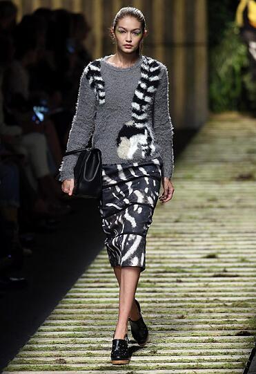 Gigi Hadid läuft bei der "Max Mara"-Show in Mailand.