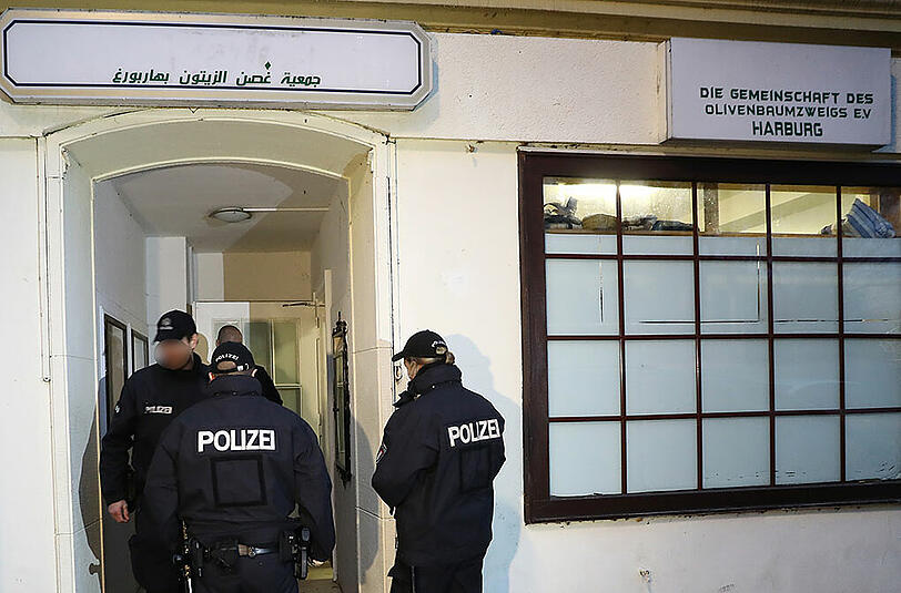 Seit Dienstag Früh läuft die Großrazzia gegen die "Lies!"-Salafisten. Die Bilder vom Polizeieinsatz.