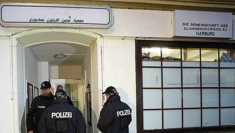 Seit Dienstag Früh läuft die Großrazzia gegen die "Lies!"-Salafisten. Die Bilder vom Polizeieinsatz. Seit Dienstag Früh läuft die Großrazzia gegen die "Lies!"-Salafisten. Die Bilder vom Polizeieinsatz.