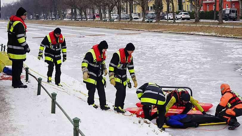 Weitere Bilder des Eisrettungsübung.