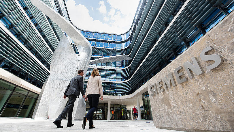 Siemens hat die Gewinnprognose für das laufende Geschäftsjahr (30. September) angehoben: Unter dem Strich peilt Siemens jetzt 6,5 bis 6,8 Milliarden Euro Gewinn an, statt wie bisher 6,1 bis 6,5 Milliarden Euro.