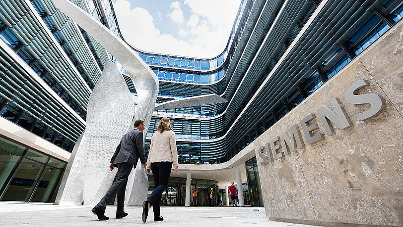 Siemens hat die Gewinnprognose für das laufende Geschäftsjahr (30. September) angehoben: Unter dem Strich peilt Siemens jetzt 6,5 bis 6,8 Milliarden Euro Gewinn an, statt wie bisher 6,1 bis 6,5 Milliarden Euro. Siemens hat die Gewinnprognose für das laufende Geschäftsjahr (30. September) angehoben: Unter dem Strich peilt Siemens jetzt 6,5 bis 6,8 Milliarden Euro Gewinn an, statt wie bisher 6,1 bis 6,5 Milliarden Euro.