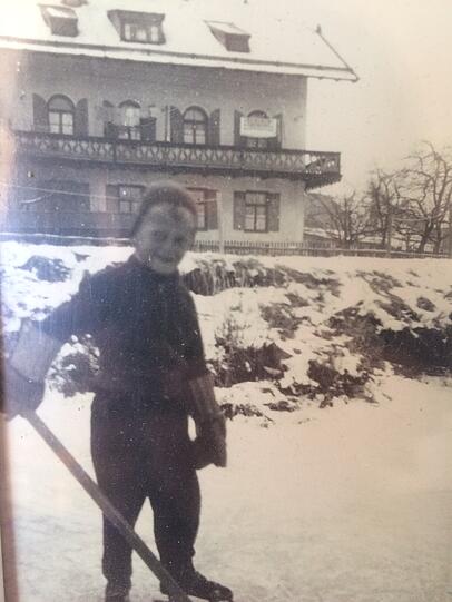 Mit sieben: Zachs Anfänge, im Hintergrund das Elternhaus.