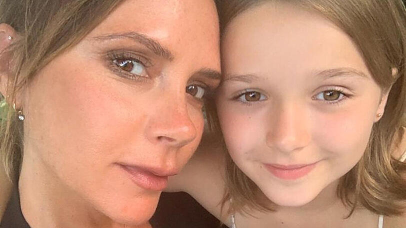 Victoria Beckham (l.) und ihre Tochter Harper haben ein inniges Verhältnis