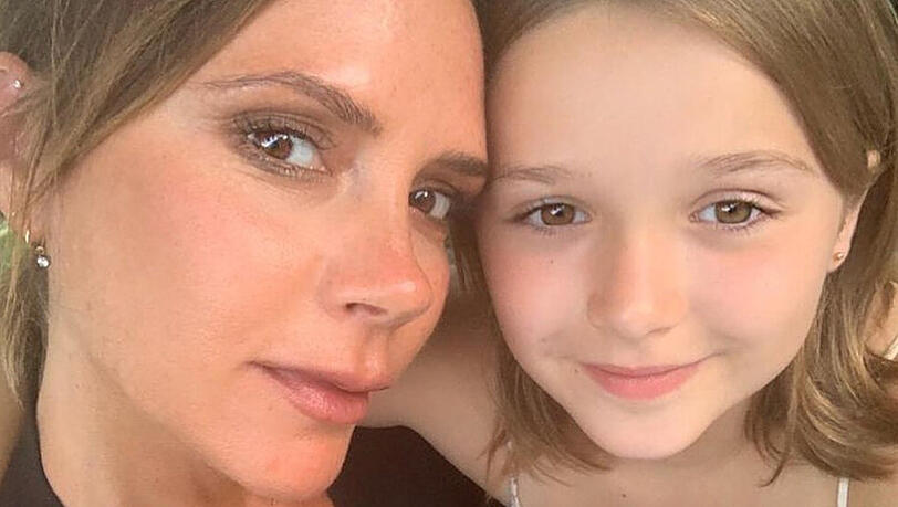 Victoria Beckham (l.) und ihre Tochter Harper haben ein inniges Verhältnis Victoria Beckham (l.) und ihre Tochter Harper haben ein inniges Verhältnis