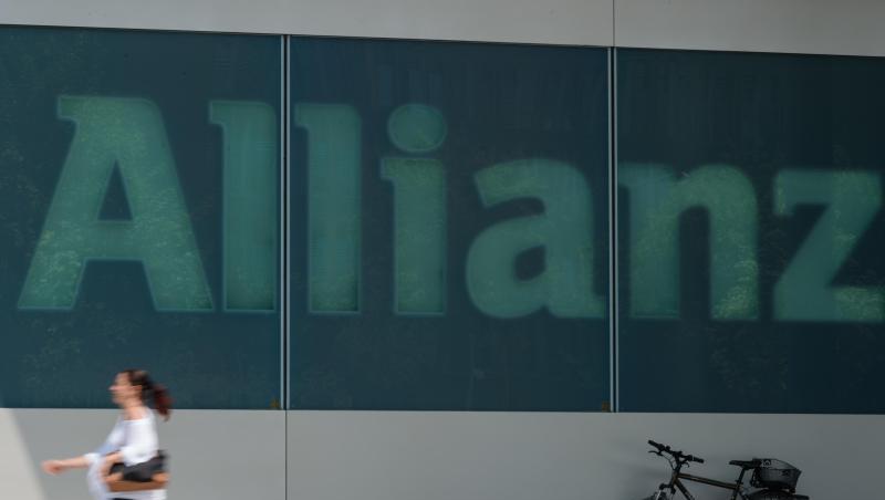 Eine Frau geht am an dem Schriftzug "Allianz" an einem Gebäude des Versicherungskonzerns vorbei. Foto: Andreas Gebert/dpa/Archivbild Eine Frau geht am an dem Schriftzug "Allianz" an einem Gebäude des Versicherungskonzerns vorbei. Foto: Andreas Gebert/dpa/Archivbild