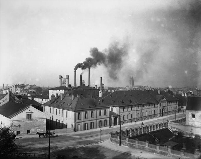 Blick von oben auf die Gebäude der Paulaner Brauerei in der Ohlmüllerstraße 1906. Im Hintergrund die Maximilianskirche. Blick von oben auf die Gebäude der Paulaner Brauerei in der Ohlmüllerstraße 1906. Im Hintergrund die Maximilianskirche.