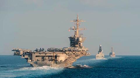Mit dem US-Flugzeugtr&auml;ger USS Abraham Lincoln (vorn links) haben die USA bereits Anfang des Jahres ihre Pr&auml;senz im Nahen Osten verst&auml;rkt. (Archivbild)