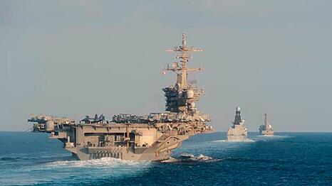Mit dem US-Flugzeugtr&auml;ger USS Abraham Lincoln (vorn links) haben die USA bereits Anfang des Jahres ihre Pr&auml;senz im Nahen Osten verst&auml;rkt. (Archivbild)