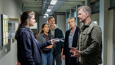 So hatte sich Dirk Trebbe (Simon B&ouml;er, rechts) seinen ersten Arbeitstag bei der "SOKO Leipzig" nicht ausgemalt: Noch bevor Ina Zimmermann (Melanie Marschke, zweite von rechts) ihm seine neuen Kollegen Kim Nowak (Amy Mu&szlig;ul, zweite von links) und Moritz Brenner (Johannes Hendrik Langer) vorstellen kann, gesteht die Polizistin Jana Zschocke (Altine Emini) einen Mord.
