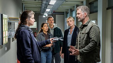 So hatte sich Dirk Trebbe (Simon B&ouml;er, rechts) seinen ersten Arbeitstag bei der "SOKO Leipzig" nicht ausgemalt: Noch bevor Ina Zimmermann (Melanie Marschke, zweite von rechts) ihm seine neuen Kollegen Kim Nowak (Amy Mu&szlig;ul, zweite von links) und Moritz Brenner (Johannes Hendrik Langer) vorstellen kann, gesteht die Polizistin Jana Zschocke (Altine Emini) einen Mord.
