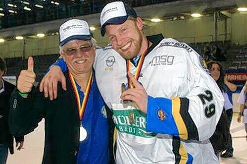 Macher mit Medaille: Jürgen Bochanski (l.) bei der Meisterfeier im Arm von Torwart Joey Vollmer.