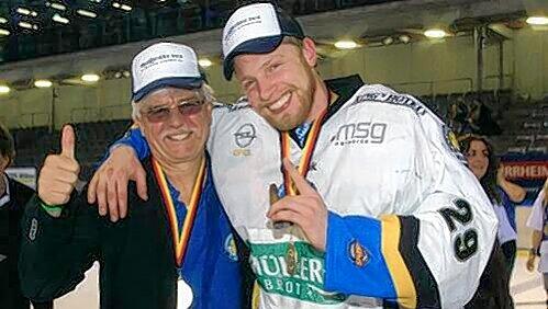 Macher mit Medaille: Jürgen Bochanski (l.) bei der Meisterfeier im Arm von Torwart Joey Vollmer. Macher mit Medaille: Jürgen Bochanski (l.) bei der Meisterfeier im Arm von Torwart Joey Vollmer.