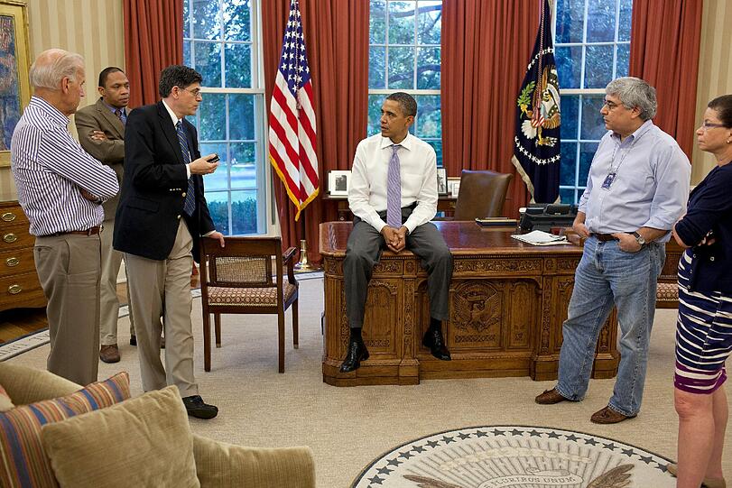 ...auch im einen oder anderen Interview zu erleben. Hier im Oval Office nimmt er statt dem Stuhl einfach seinen Schreibtisch her.