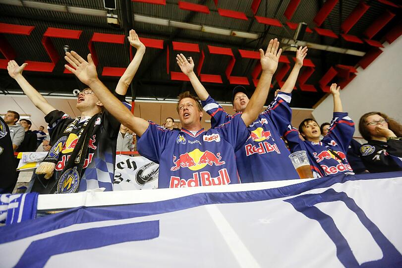 Die EHC-Fans, hier beim Spiel in Prag, können sich auf die renovierte Halle freuen.