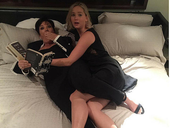 Erwischt: Kris Jenner (l.) und Jennifer Lawrence (r.) im Bett
