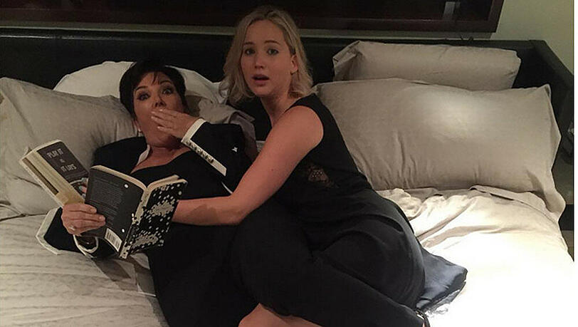Erwischt: Kris Jenner (l.) und Jennifer Lawrence (r.) im Bett Erwischt: Kris Jenner (l.) und Jennifer Lawrence (r.) im Bett
