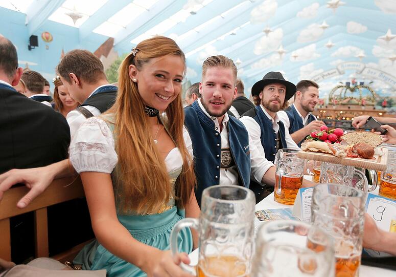 Der EHC feierte am Sonntag auf der Wiesn mit dem Wiesn-Playmate!