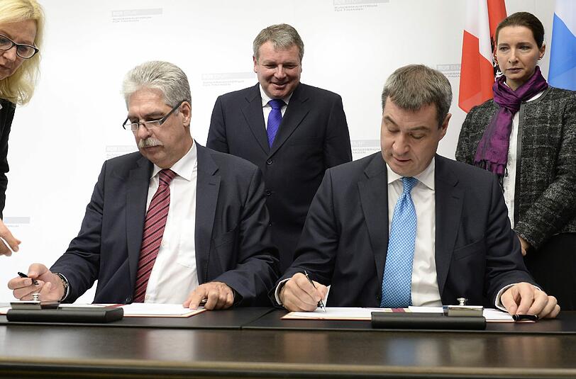 Bayerns Finanzminister Markus Söder (CSU) und sein österreichischer Kollege Hans Jörg Schelling (ÖVP) unterzeichneten am Mittwoch in Wien den Vergleich.
