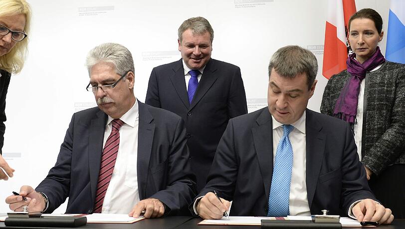 Bayerns Finanzminister Markus Söder (CSU) und sein österreichischer Kollege Hans Jörg Schelling (ÖVP) unterzeichneten am Mittwoch in Wien den Vergleich. Bayerns Finanzminister Markus Söder (CSU) und sein österreichischer Kollege Hans Jörg Schelling (ÖVP) unterzeichneten am Mittwoch in Wien den Vergleich.