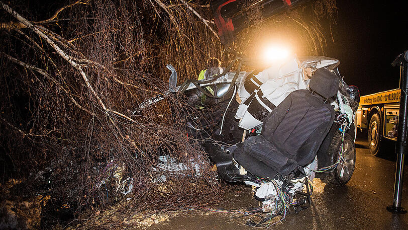 Der Wagen raste gegen einen Baum, entwurzelte ihn sogar. Der 35-jährige Fahrer starb noch am Unfallort.