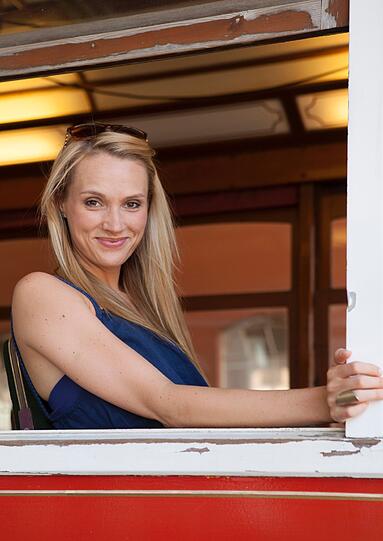 Anna in Lissabon. Mit einer historischen Straßenbahn holt sie die Männer ab.