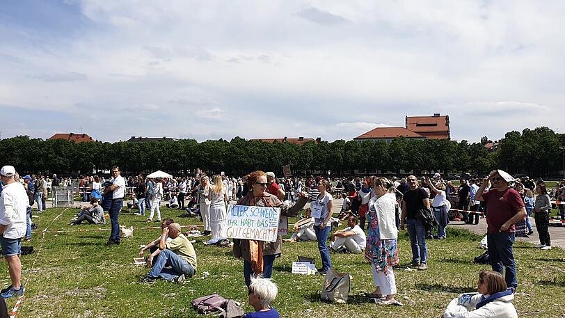 Zur ersten Demo auf der Theresienwiese waren 1.000 Menschen erschienen.