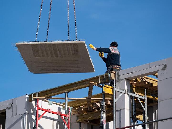 Arbeiter auf einer Baustelle. 2018 hatte vor allem der starke Wohnungsbau und das milde Wetter dem Hochbau ein preisbereinigtes Wachstum von 2,9 Prozent beschert.