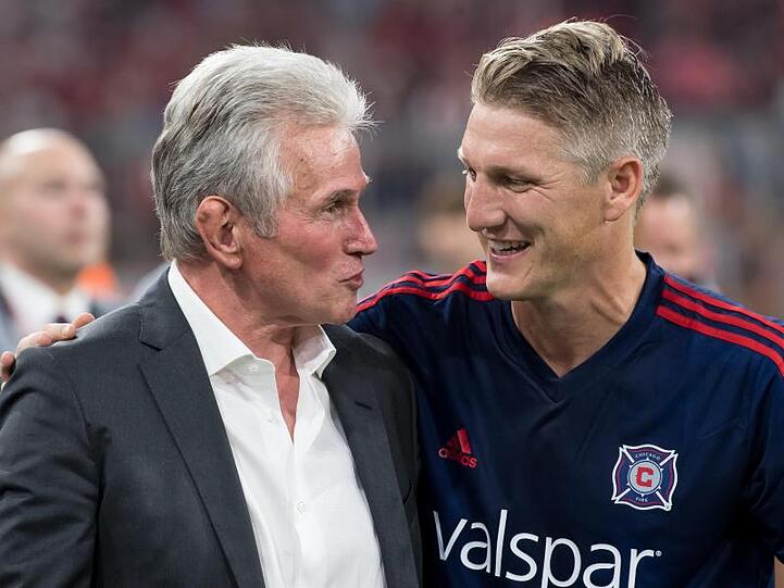 Bastian Schweinsteiger (r), hier im Trikot von Chicago Fire, und der ehemalige Trainer von München, Jupp Heynckes, begrüßen sich. Foto: Sven Hoppe/dpa/Archivbild