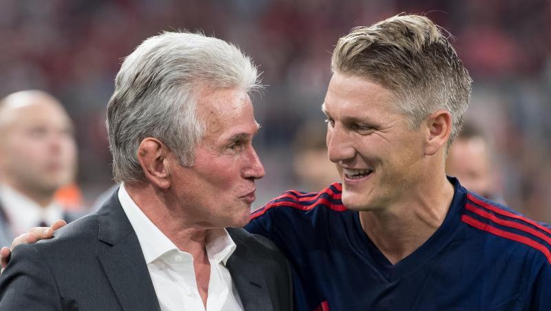 Bastian Schweinsteiger (r), hier im Trikot von Chicago Fire, und der ehemalige Trainer von München, Jupp Heynckes, begrüßen sich. Foto: Sven Hoppe/dpa/Archivbild Bastian Schweinsteiger (r), hier im Trikot von Chicago Fire, und der ehemalige Trainer von München, Jupp Heynckes, begrüßen sich. Foto: Sven Hoppe/dpa/Archivbild