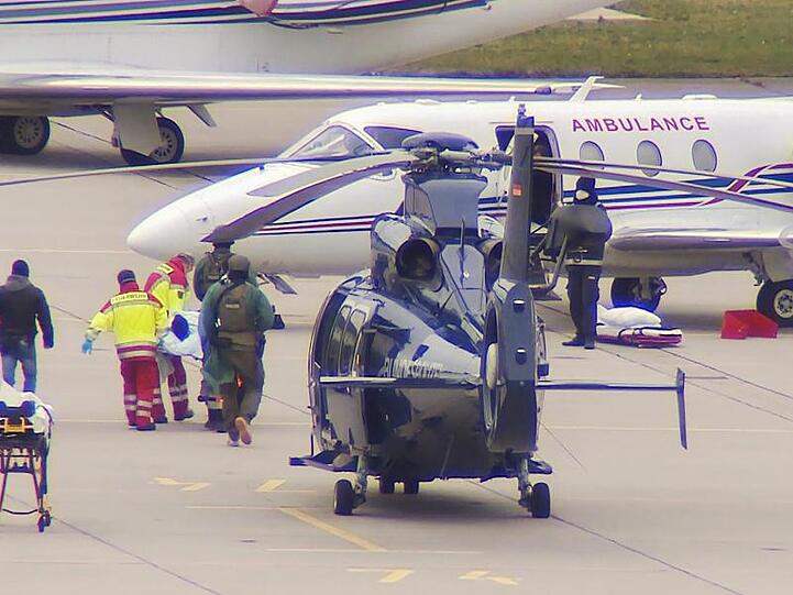 Das mutmaßliche Clan-Mitglied wird am Flughafen Hannover von einem Hubschrauber der Bundespolizei in ein Privatflugzeug getragen.