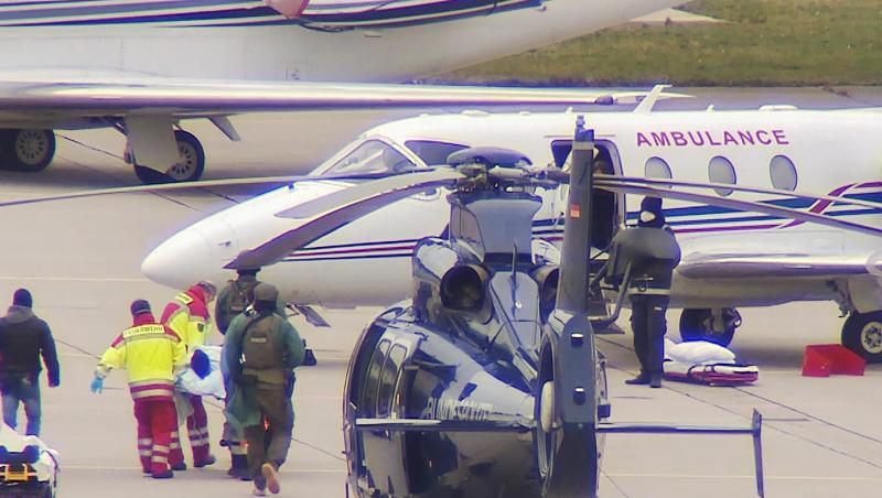 Das mutmaßliche Clan-Mitglied wird am Flughafen Hannover von einem Hubschrauber der Bundespolizei in ein Privatflugzeug getragen.