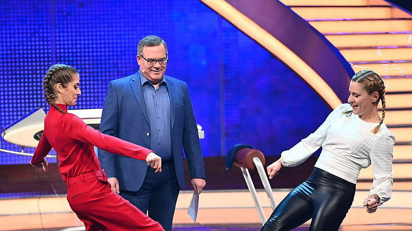 Stefanie Hertel (r.) gewinnt bei "Schlag den Star" gegen Cathy Hummels. In der Mitte: Moderator Elton.