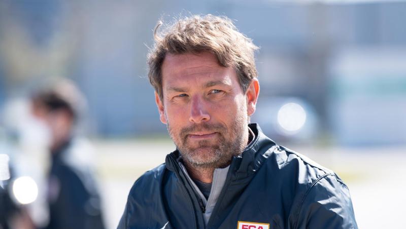 Augsburgs Chef-Trainer Markus Weinzierl kommt zum Training.