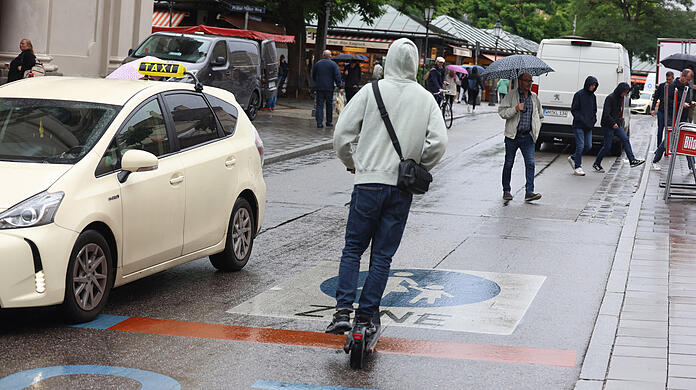 Auch E-Scooter dürften in der Fußgängerzone auf dem Münchner Viktualienmarkt eigentlich nicht fahren.