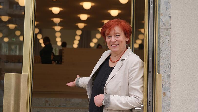 DAV-Vizepräsidentin Melanie Grimm begrüßt die Gäste des Rundgangs am Donnerstagvormittag am völlig neuen Westeingang. DAV-Vizepräsidentin Melanie Grimm begrüßt die Gäste des Rundgangs am Donnerstagvormittag am völlig neuen Westeingang.