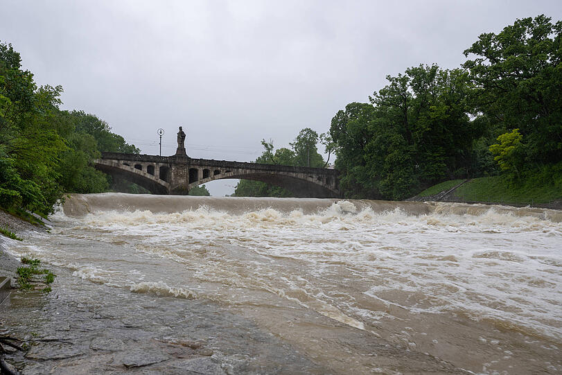 Am Samstagmittag hatte die Isar in München Meldestufe 1 (2,50 Meter) erreicht. Am Samstagabend war Isarpegel von drei Metern überschritten und damit Meldestufe 2 erreicht. Inzwischen hat der Regen nachgelassen und der Pegel ist wieder gesunken.