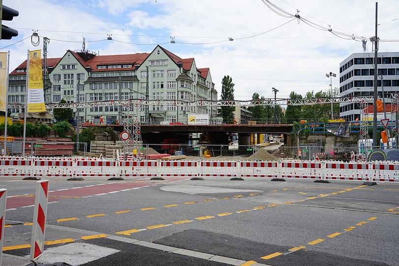 Dicht! Die Sendlinger müssen derzeit mit weiten Umwegen leben, weil die Bahnbrücke an der Lindwurmstraße saniert wird.