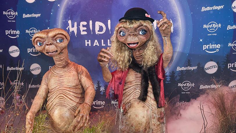 Queen of Halloween als E.T. - Heidi Klum kam 2024 als Alien zur Halloween-Party.