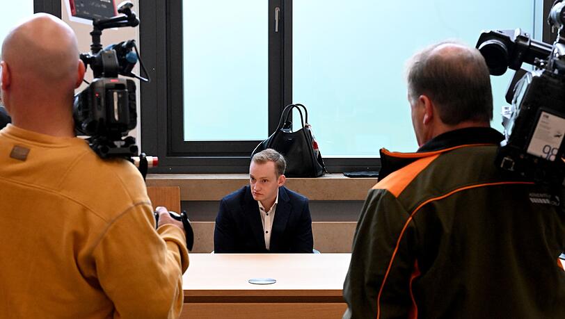 Der Angeklagte will ausdrücklich nicht gepixelt werden. "Er hat nichts falsch gemacht", sagt seine Anwältin.