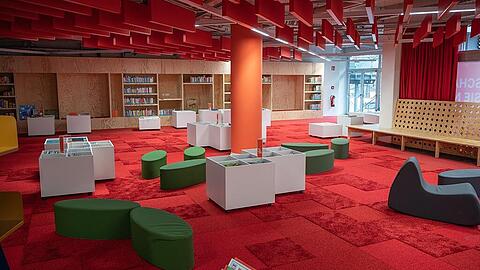 Ganz in Rot: Der sehr belibte Bereich Kinder/Familie im Motorama: Die jungen Leser k&ouml;nnen in den niedrigen B&uuml;cherboxen st&ouml;bern, die ganz jungen k&ouml;nnen &uuml;ber den strukturierten Teppich krabbeln.