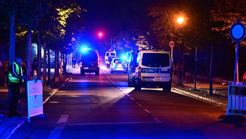 Ein Auto soll in eine Menschenmenge gefahren sein. Ein Auto soll in eine Menschenmenge gefahren sein.
