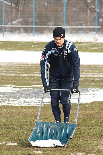 Tauwetter bei den Löwen: Am Donnerstag mussten die Sechzger an die Schneeschippe, bevor es ins Training ging. Schaufeln für den Erfolg - die Bilder von der Grünwalder.