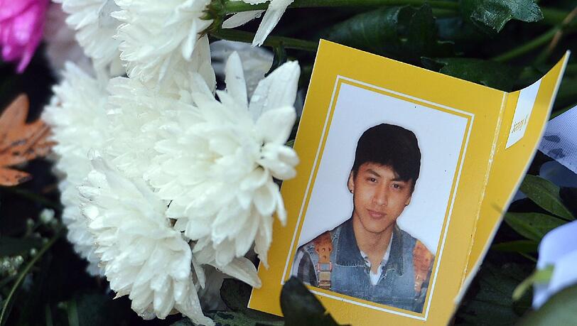 Ein Foto des 20-jährigen Jonny K., der einer Schlägerattacke am Berliner Alexanderplatz zum Opfer fiel, liegt auf dem Friedhof Ruhleben in Berlin auf Blumen. Ein Foto des 20-jährigen Jonny K., der einer Schlägerattacke am Berliner Alexanderplatz zum Opfer fiel, liegt auf dem Friedhof Ruhleben in Berlin auf Blumen.