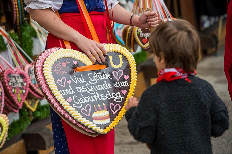 Trotz Nieselwetters rollten rund 40 Festwagen und Kutschen in dem sieben Kilometer langen Zug mit - und die Trachtler aus der ganzen Welt hatten dabei beste Laune.