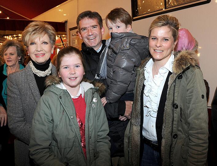 Moderatorin Carolin Reiber (l), ihr Sohn Marcus mit seiner Frau Cathrin und den Kindern Magdalena und Laurentius.