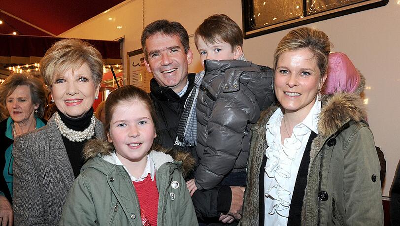 Moderatorin Carolin Reiber (l), ihr Sohn Marcus mit seiner Frau Cathrin und den Kindern Magdalena und Laurentius.