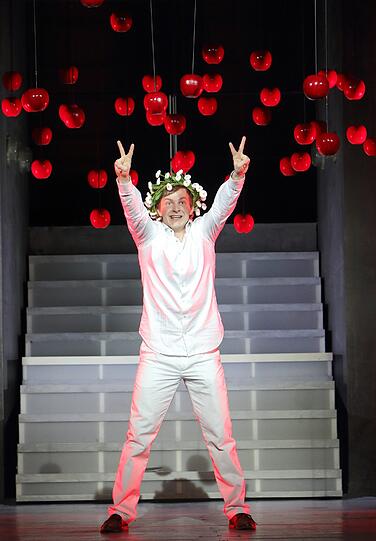 Szene aus "Albert Herring" mit Mitgliedern des Opernstudios der Bayerischen Staatsoper.
