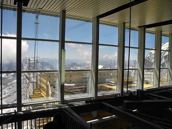 Mit dem Bauarbeiten für die neue Seilbahn auf der Zugspitze liegt man voll im Plan. Weihnachten 2017 soll eröffnet werden.